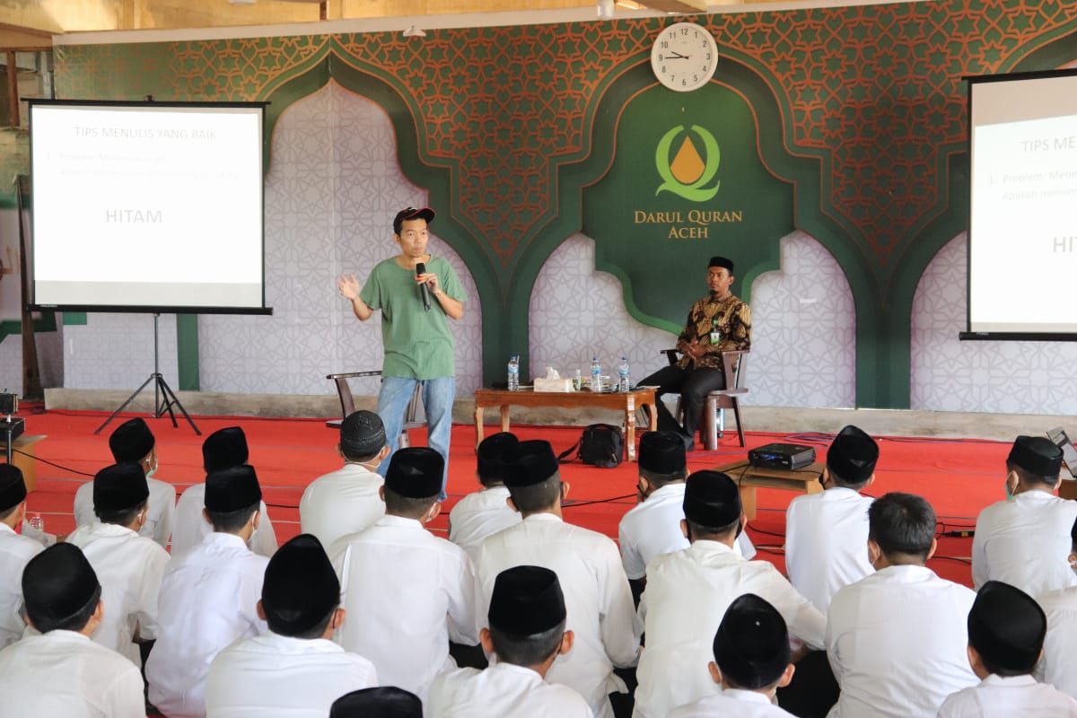 Ratusan Santri Dayah Darul Quran Aceh Ikut Workshop Penulisan Tere Liye